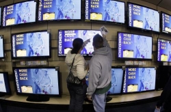 Za příjem televize platí 41 procent lidí, v průměru 382 korun