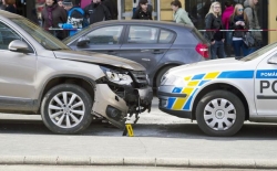  Řidiče v kradeném voze zastavil až zátaras, dva policisté zraněni 