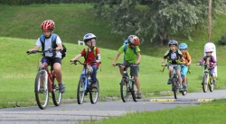 Cyklisté se znovu projedou po Kampě, varovat je bude nová značka