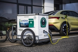 KURÝŘI STARTUPU DODO BUDOU PO PRAZE VOZIT NABÍJECÍ STANICE PRO ELEKTROMOBILY