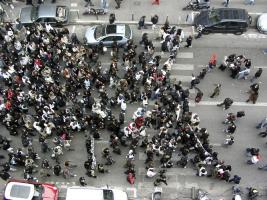 Demonstrace hraček za propuštění výtvarníka Týce