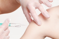 Většina Čechů je pro plošné očkování proti koronaviru