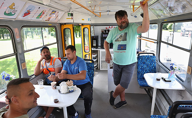 Chodí maminky i dělníci. Kafe ve vyřazené tramvaji před kostelem má úspěch