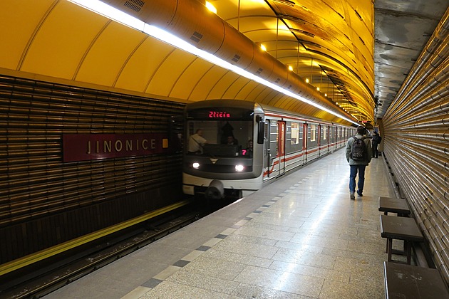 Kvůli poruše eskalátorů je uzavřena stanice metra Jinonice, soupravy projíždějí