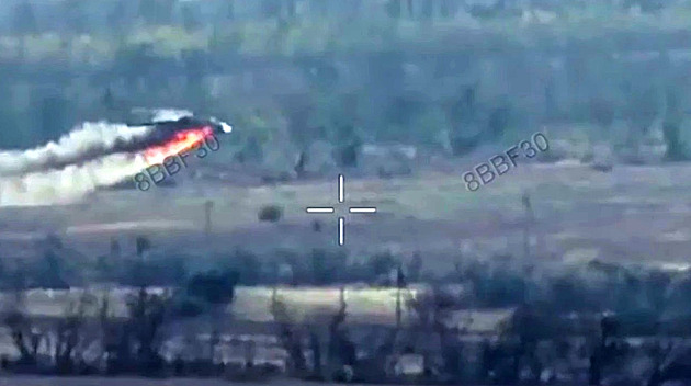 VIDEO: Ukrajinci sestřelili dronem ruský vrtulník, v plamenech se zřítil na zem