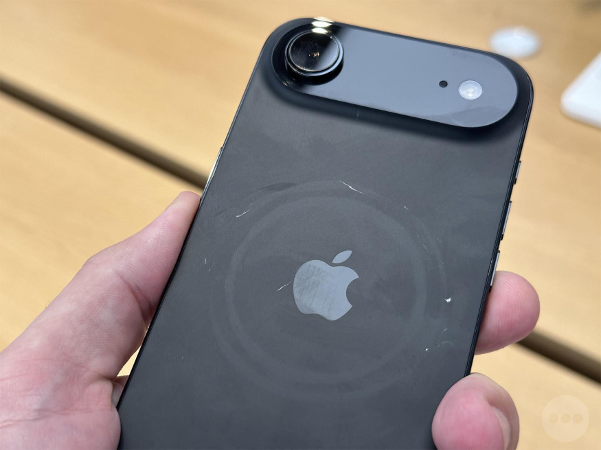 Apple řeší poškrábané iPhony 17 v obchodech. Vymyslel jednoduchý fígl, jak tomu zabránit