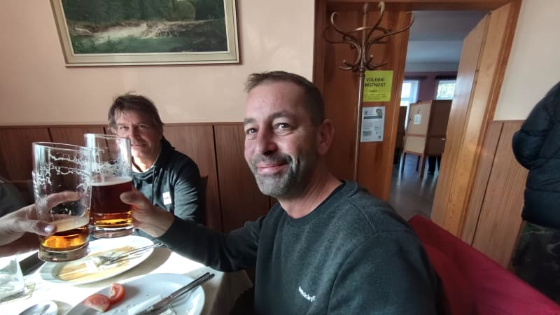 REPORTÁŽ: K urně kolem pípy aneb Volební místnost v hospodě. Servírka hlasuje v práci
