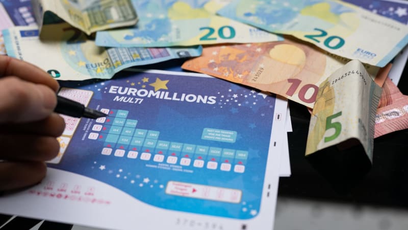 Padl snový jackpot. Neznámý výherce v Británii trefil sedm čísel a získal 725 milionů