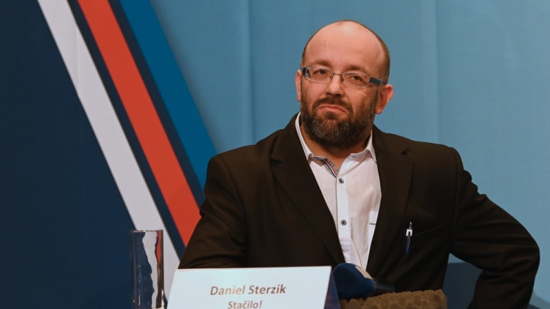 GLOSA: Stačilo! klaunem voleb aneb Vidlák žebrák, který dostává drobky od kritických mecenášů