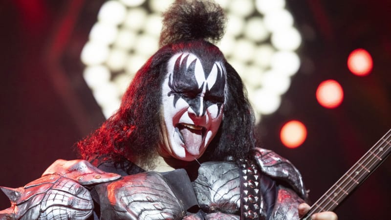 Legenda z kapely KISS je po nehodě: Simmons omdlel za volantem. Jsem příšerný řidič, vtipkuje