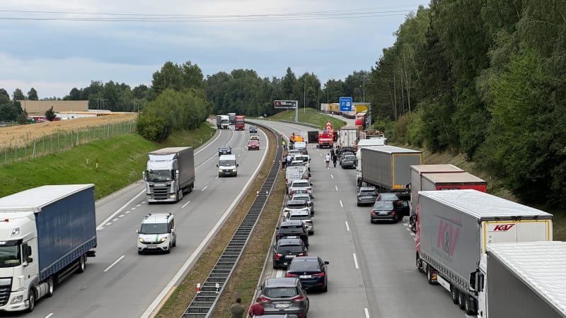 Nehoda na D1 u Jihlavy: Autobus plný lidí se srazil s náklaďákem, provoz dálnice je omezený