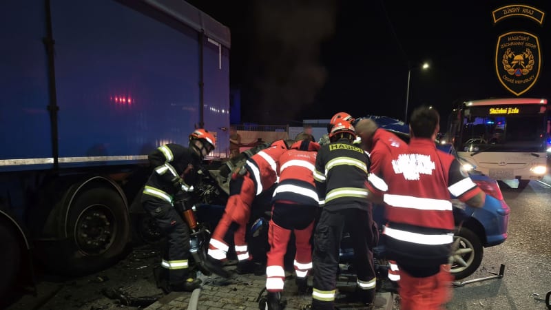 Tragická nehoda na Vsetínsku: Mladík narazil do zaparkovaného kamionu. V nemocnici zemřel