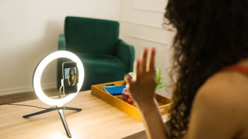 Brutální vražda známé influencerky: Tělo našli v kufru na svahu, policie zatkla fanouška