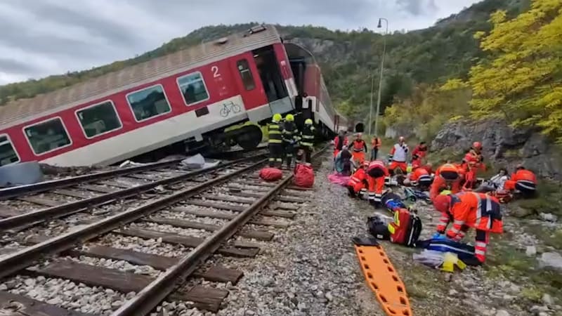 Policie po srážce rychlíků na Slovensku zatkla strojvedoucího. Jeho práci zpochybnil i ministr