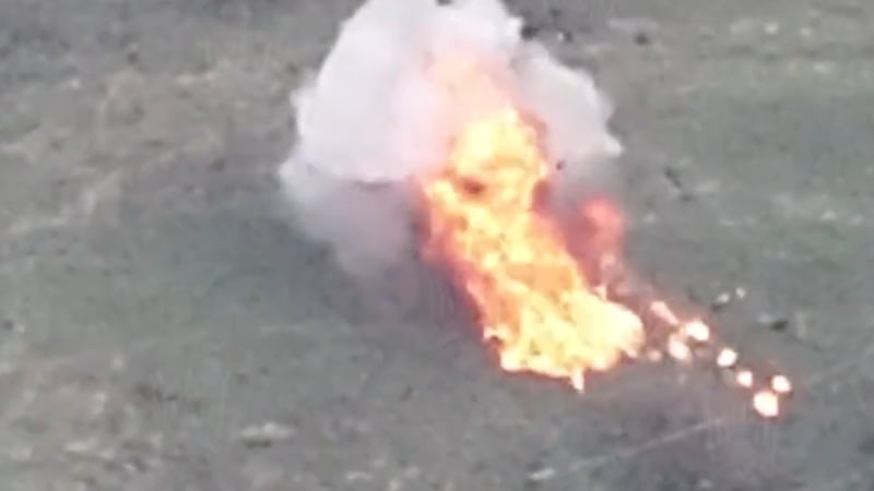 Náraz dronu a exploze. Ruským vojákům se stala osudná jejich vlastní munice, ukazují záběry