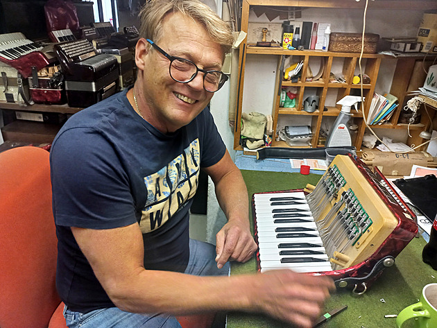 Vyrábí a opravuje harmoniky. Nejkritičtější je ladění, nesmí to tahat za uši, říká