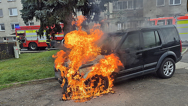 V obytné čtvrti na Zlínsku hořelo terénní auto, kvůli závadě na topení