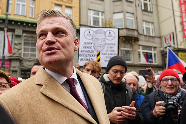 Zahlcená Národní třída slavila „samet“ plná emocí: Pavla vítal potlesk, Motoristy pískot