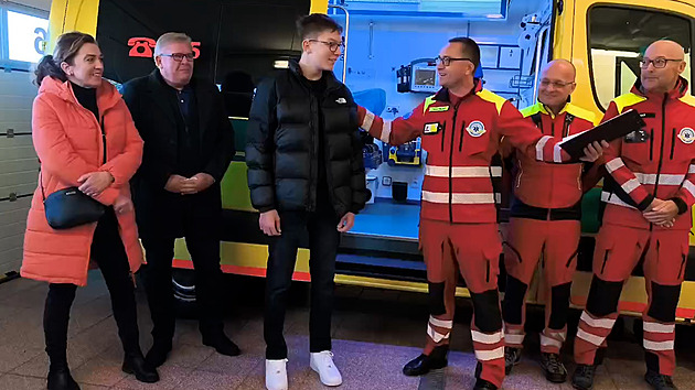 Obrovská rána, jako petarda. Zachránci popsali, jak chlapce na hřišti zasáhl blesk