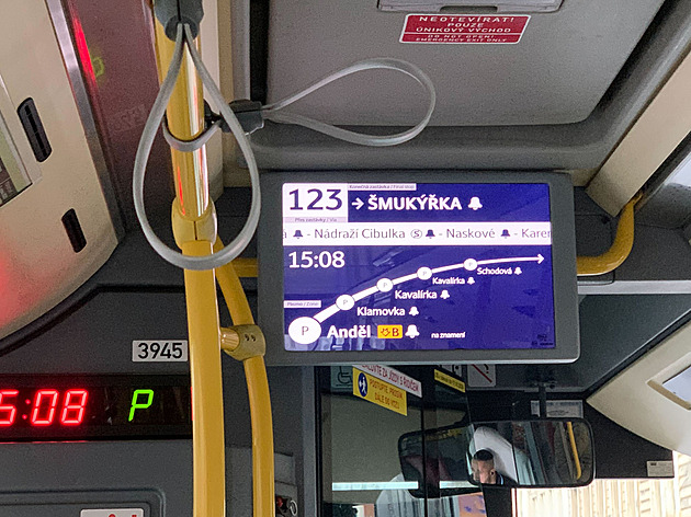 Po stížnostech se vrátily zvonečky. Autobusy PID znovu připomínají zastávky na znamení
