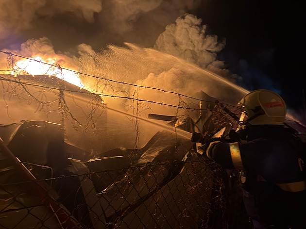 Hasiči likvidují rozsáhlý požár ve Vysokém Mýtě. Halu bude nutné zlikvidovat