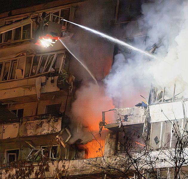 Kreml poslal drony na Kyjev, zabil šest lidí. Ukrajina útočila na jihu Ruska