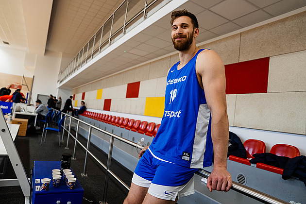 Zasnouben s herečkou i basketem. Kárník létá sem a tam. Proč mu přišla repre vhod?