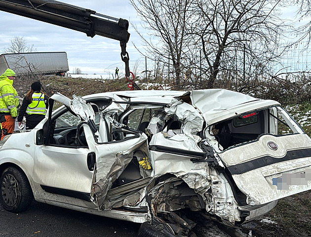 Auto zastavilo kvůli poruše, smetl ho kamion. Nehoda omezila provoz na D6