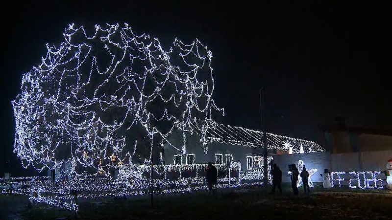 Nejzářivější vánoční dům Česka už svítí. Manželé z Libišan překonají svůj vlastní rekord