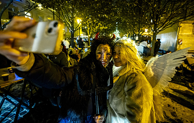 Mikuláš s čertem mají dlouhou historii. Rodiče dnes řeší, jak moc strašit