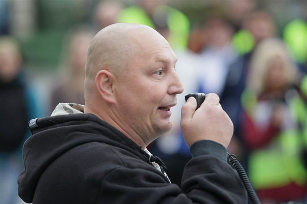 Hrozil, že půjde se samopalem na vládu. Odsedí si tři roky, potvrdil soud