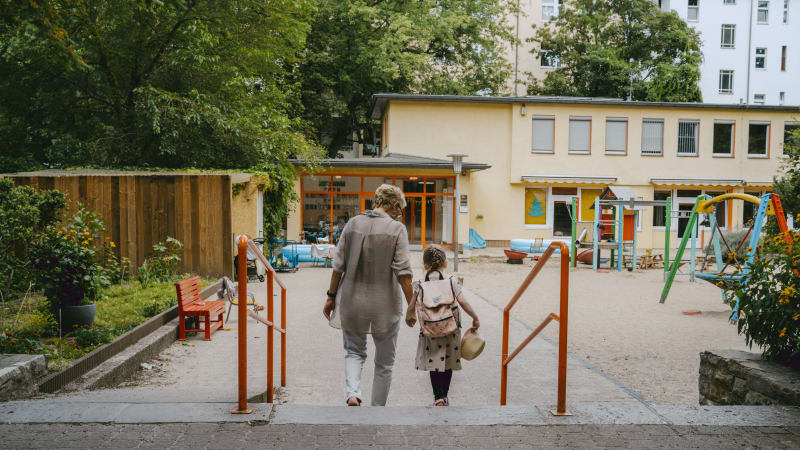 Děsivé překvapení ve školce: Rodiče a děti z Petržalky objevili ráno tělo oběšeného muže