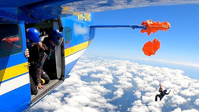 Parašutistovi se zamotal padák okolo ocasu letadla. Na reakci měl pár vteřin, ukazují záběry