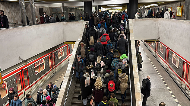 Mezi Florencí a Smíchovským nádražím stálo metro, důvodem byly uvolněné kabely