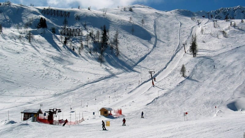 Český lyžař vážně zranil ženu na rakouské sjezdovce. Srazil se s ní, když pomáhala dceři