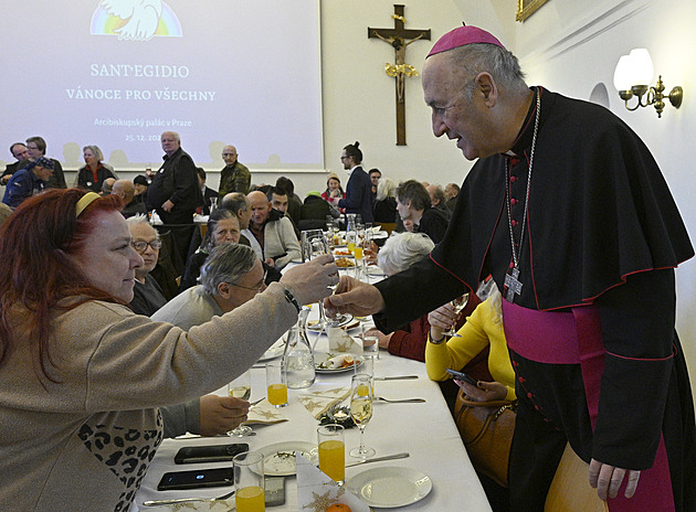Tradiční oběd pro lidi v nouzi. Bezdomovci i senioři dostali kachnu a dárek