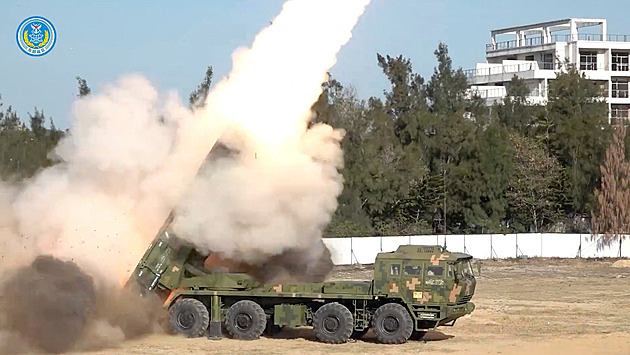 Čína nacvičuje vojenskou blokádu Tchaj-wanu. Nasadila útočné lodě i bombardéry