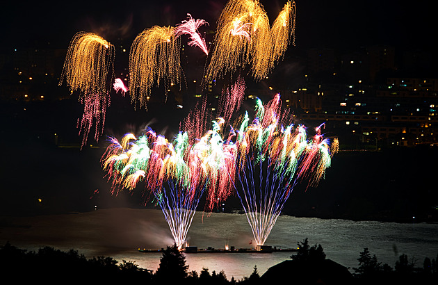 Je neproveditelný. Stát zpřísnil pravidla, města odstupují od ohňostrojů