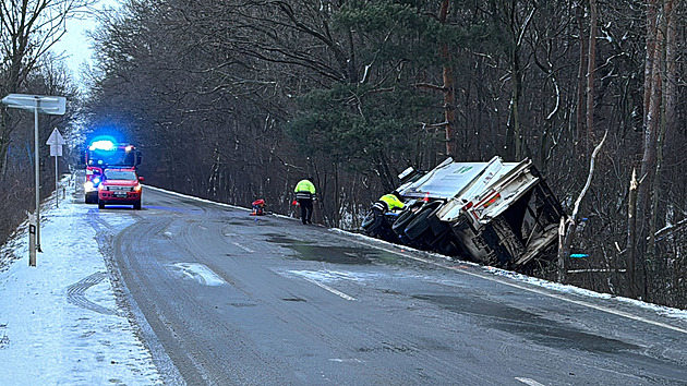 Na Nymbursku narazil popelářský vůz do stromu, jeden člověk zemřel