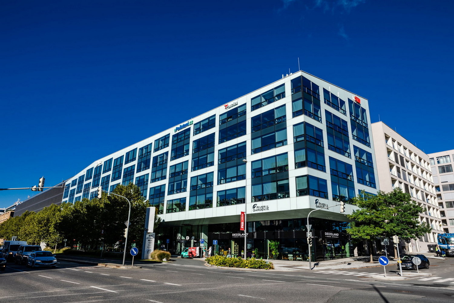 Gastronomický ráj u řeky: Vyberte si nejlepší restauraci díky informacím na rohanskenabrezi.cz