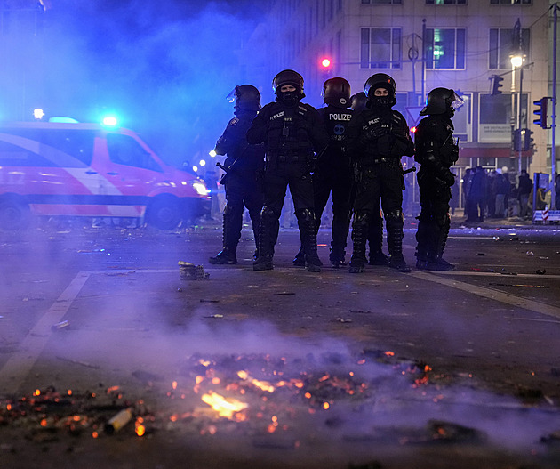 Dva lidé zemřeli při odpalování podomácku vyrobené pyrotechniky v Německu