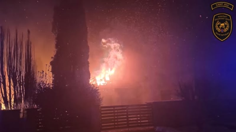 Tragický požár domu v Kroměříži: Muž zemřel v plamenech, pro ženu letěl vrtulník