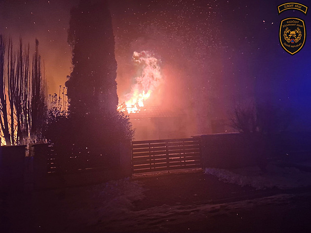 Požár rodinného domu v Kroměříži má jednu oběť. Druhý člověk je v nemocnici