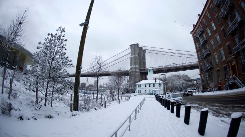 Čeká vás velkolepý ohňostroj, slibovala AI. Vylákala na mráz tisíce napálených Newyorčanů