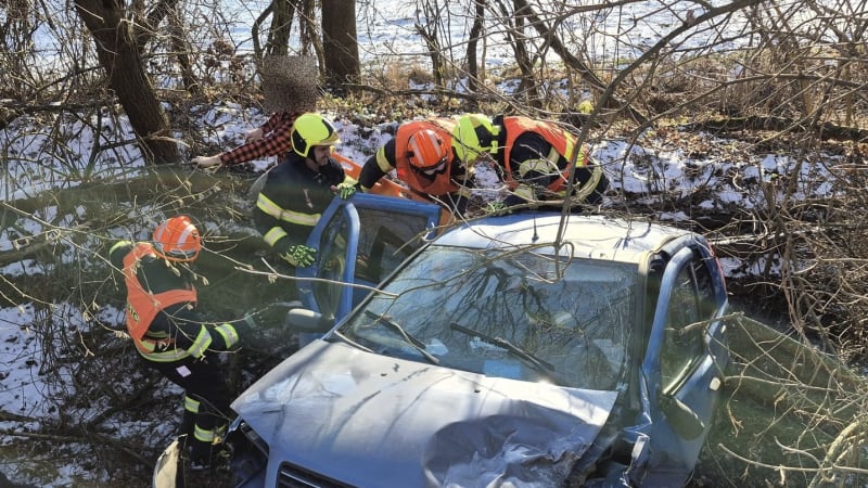 Smrtelná nehoda na Zlínsku: Při srážce zemřela žena, auto skončilo v hlubokém příkopu