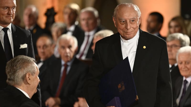 Zemřel Miloslav Fiala. Bývalý prezident České katolické charity obdržel medaili od Zemana