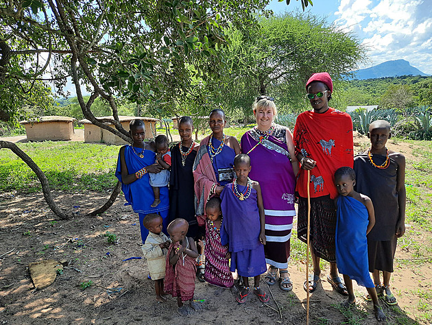 Chatrče z trusu, tajné rituály. Češka našla lásku a žije v buši jako bílá Masajka