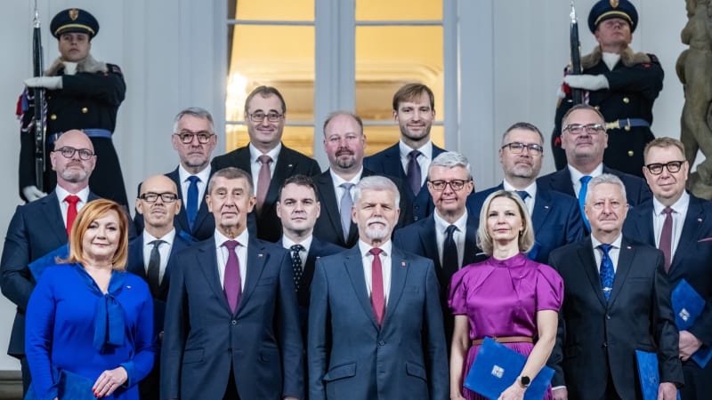 Poklony Hitlerovi, lži komunistů i sporné evergreeny. Vládní prohlášení vznikají už 108 let