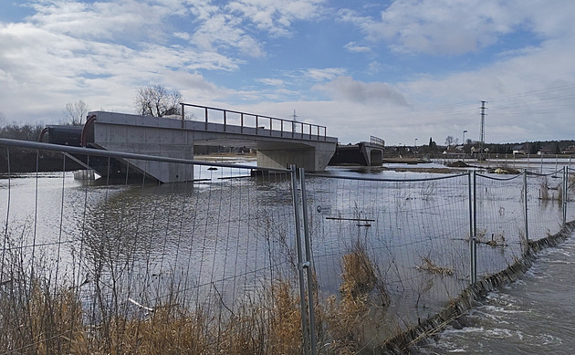Stavbu přeložky zalila voda z Orlice, na silnice v kraji letos půjdou dvě miliardy