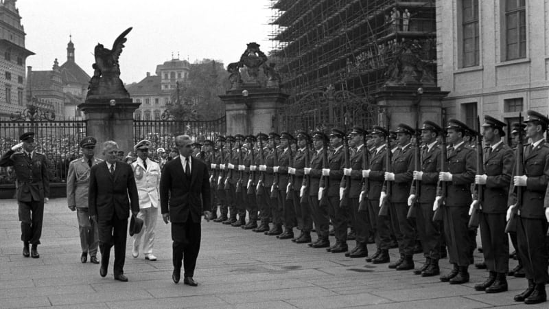 Komunisté a Írán: Plzeňské pivo pro šáha a klíče od Teheránu prezidentu Svobodovi